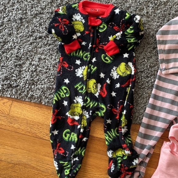 Baby Girl Bundle of Onesies and Pajamas Size 12 months - Picture 3 of 15